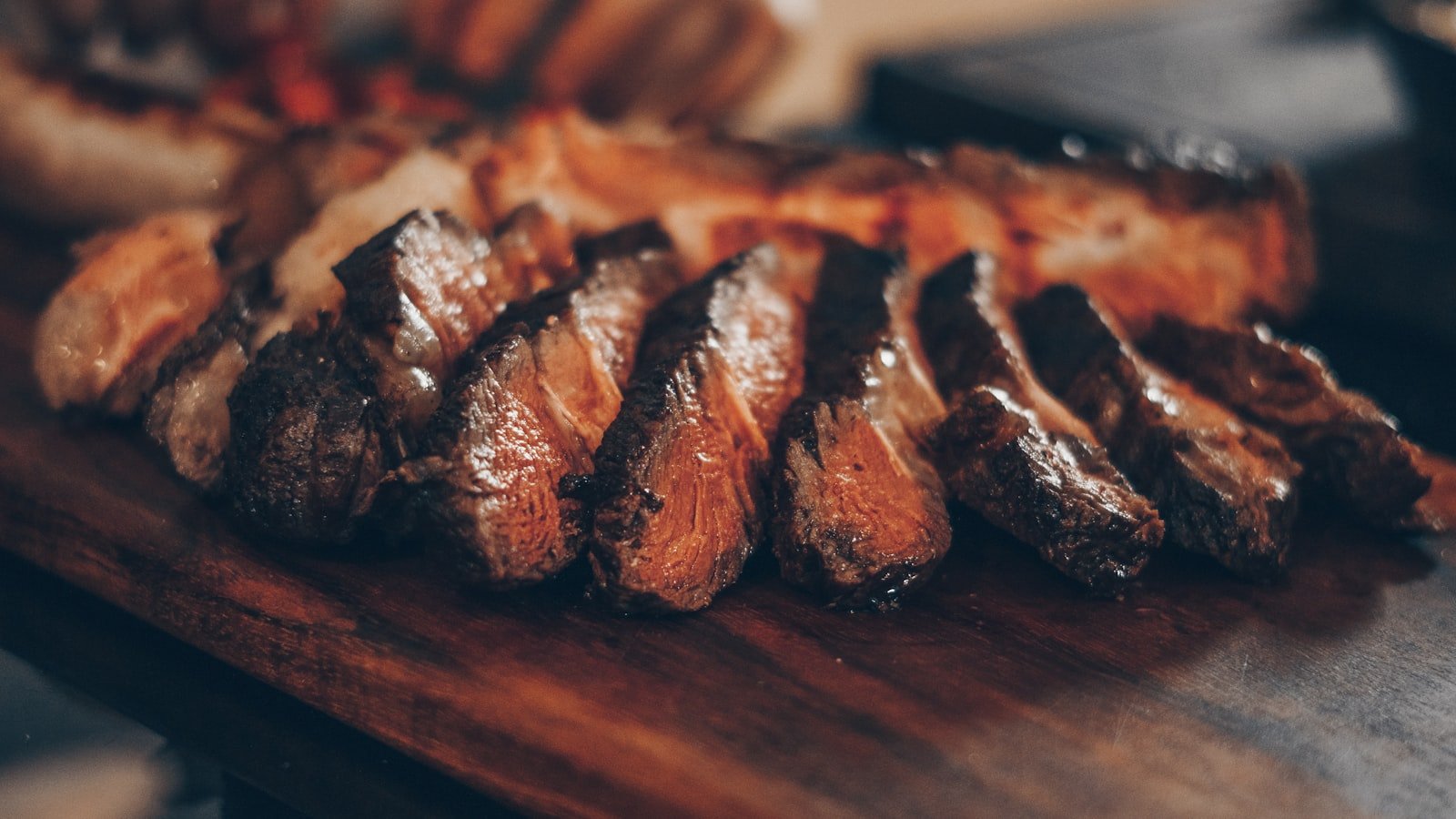 Viande grillée à la braise